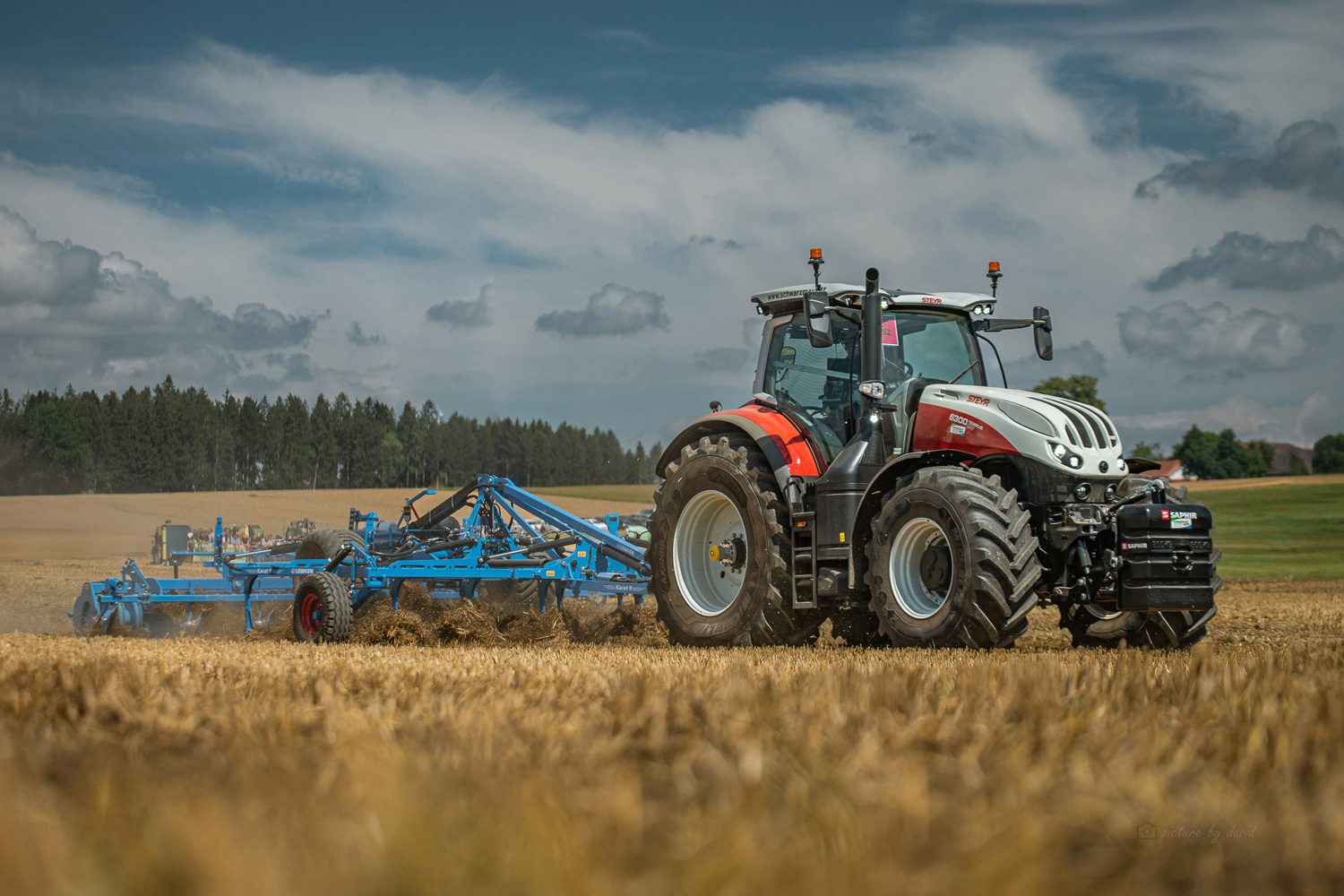 Steyr Traktor mit Lemken Gerät