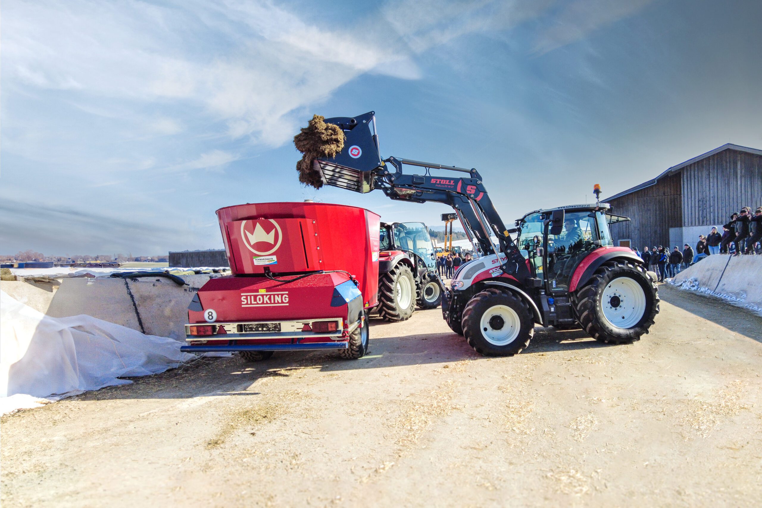 Steyr Traktor mit Siloking Futtermischwagen